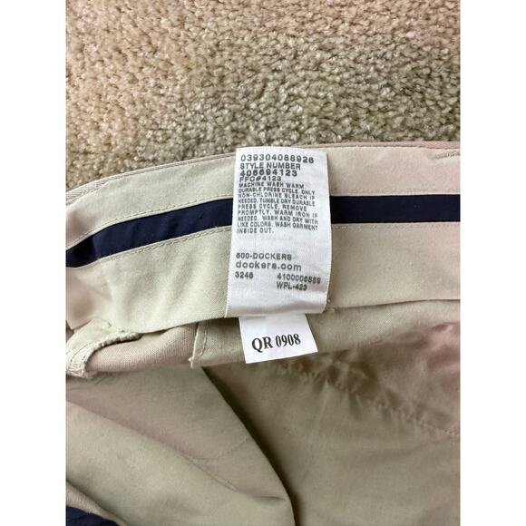 Dockers Pants Mens 40x32 Beige Khaki Classic Fit Slacks Trousers Pleated D522 - Picture 9 of 14